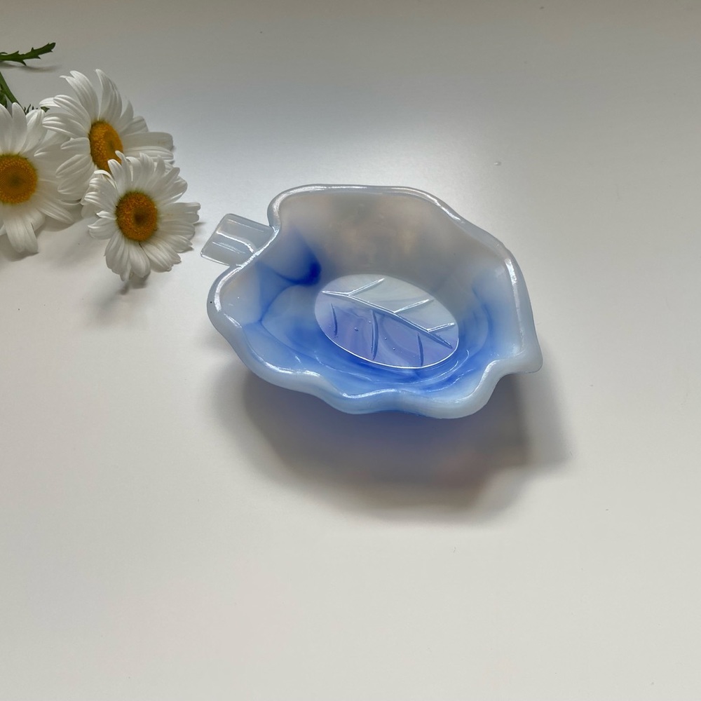 Leaf Akro Agate Glass Dish